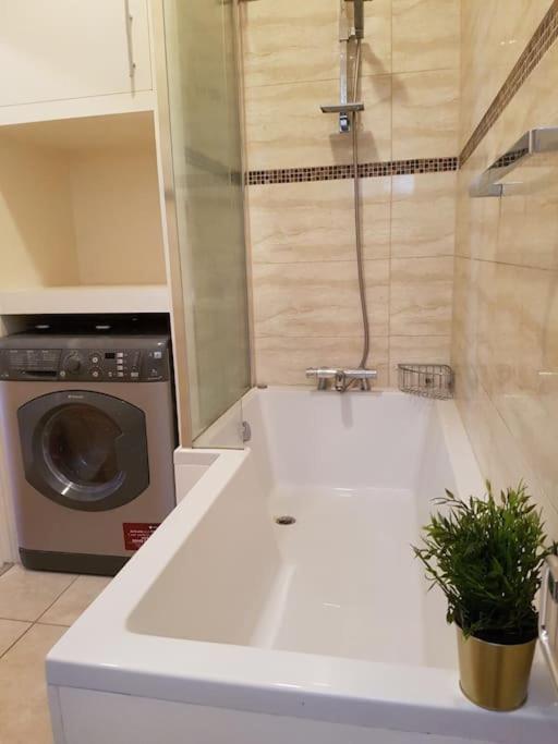 Cozy Flat, 5 Minute Walk To Oxford Circus Apartment ลอนดอน ภายนอก รูปภาพ